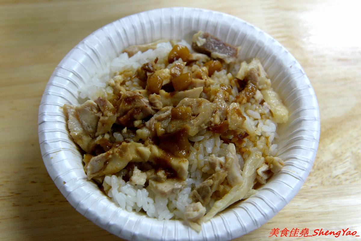 [台中沙鹿]北港焢肉飯 – 歷經大火,相隔兩年多後,北港焢肉飯回來了,熟悉的味道沒有變,滷肉飯、蝦仁飯依舊好好吃,小菜類也很推,店內環境變得乾淨許多了,用餐舒適感大大提升。