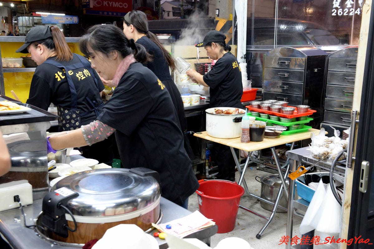 [台中沙鹿]北港焢肉飯 – 歷經大火,相隔兩年多後,北港焢肉飯回來了,熟悉的味道沒有變,滷肉飯、蝦仁飯依舊好好吃,小菜類也很推,店內環境變得乾淨許多了,用餐舒適感大大提升。