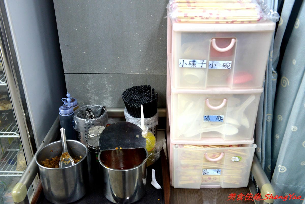 [台中沙鹿]北港焢肉飯 – 歷經大火,相隔兩年多後,北港焢肉飯回來了,熟悉的味道沒有變,滷肉飯、蝦仁飯依舊好好吃,小菜類也很推,店內環境變得乾淨許多了,用餐舒適感大大提升。