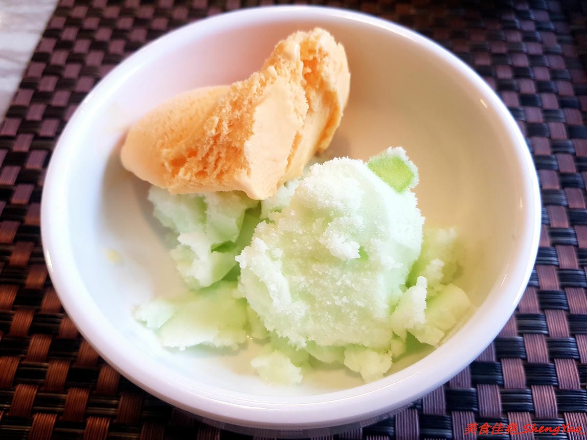 [台中沙鹿]牛滔 牛排館 – 沙鹿新開的牛排館,用餐環境寬敞舒適,牛排表現不差,自助吧有熟食、涼拌菜、水果、蛋糕…等東西種類還不少,目前開幕優惠凡平日用餐打卡享有午餐85折、晚餐9折,另類