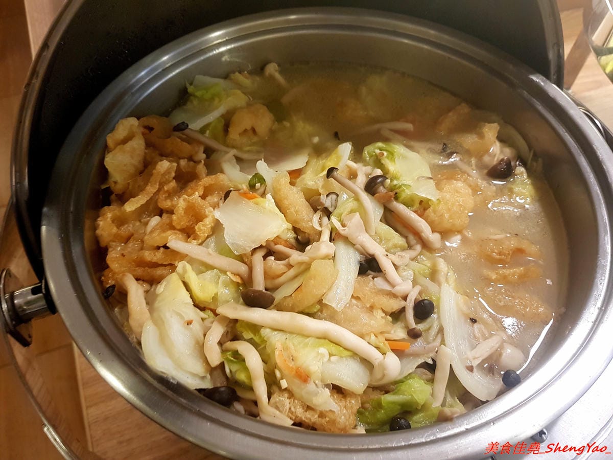 [台中沙鹿]牛滔 牛排館 – 沙鹿新開的牛排館,用餐環境寬敞舒適,牛排表現不差,自助吧有熟食、涼拌菜、水果、蛋糕…等東西種類還不少,目前開幕優惠凡平日用餐打卡享有午餐85折、晚餐9折,另類