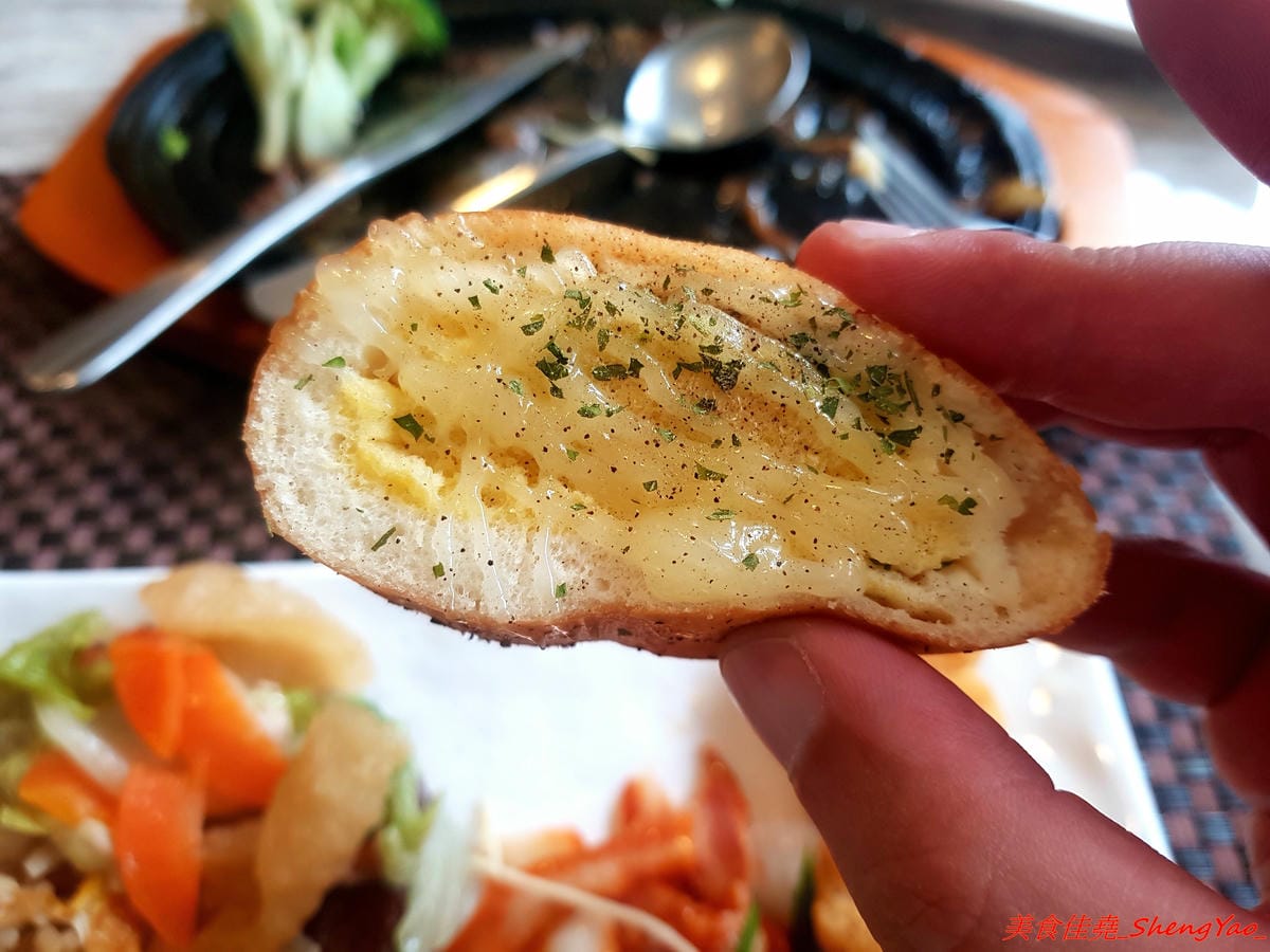 [台中沙鹿]牛滔 牛排館 – 沙鹿新開的牛排館,用餐環境寬敞舒適,牛排表現不差,自助吧有熟食、涼拌菜、水果、蛋糕…等東西種類還不少,目前開幕優惠凡平日用餐打卡享有午餐85折、晚餐9折,另類