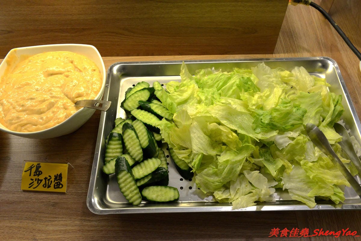 [台中沙鹿]牛滔 牛排館 – 沙鹿新開的牛排館,用餐環境寬敞舒適,牛排表現不差,自助吧有熟食、涼拌菜、水果、蛋糕…等東西種類還不少,目前開幕優惠凡平日用餐打卡享有午餐85折、晚餐9折,另類