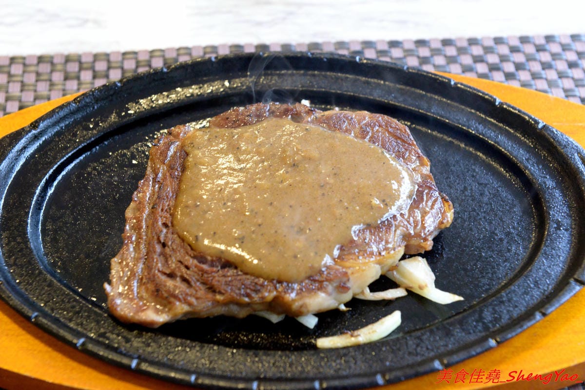 [台中沙鹿]牛滔 牛排館 – 沙鹿新開的牛排館,用餐環境寬敞舒適,牛排表現不差,自助吧有熟食、涼拌菜、水果、蛋糕…等東西種類還不少,目前開幕優惠凡平日用餐打卡享有午餐85折、晚餐9折,另類