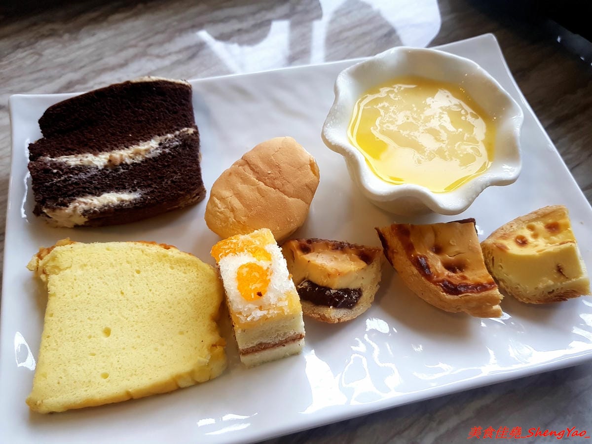 [台中沙鹿]牛滔 牛排館 – 沙鹿新開的牛排館,用餐環境寬敞舒適,牛排表現不差,自助吧有熟食、涼拌菜、水果、蛋糕…等東西種類還不少,目前開幕優惠凡平日用餐打卡享有午餐85折、晚餐9折,另類