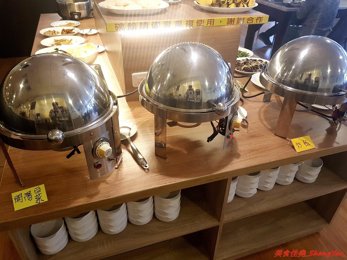 [台中沙鹿]牛滔 牛排館 – 沙鹿新開的牛排館,用餐環境寬敞舒適,牛排表現不差,自助吧有熟食、涼拌菜、水果、蛋糕…等東西種類還不少,目前開幕優惠凡平日用餐打卡享有午餐85折、晚餐9折,另類