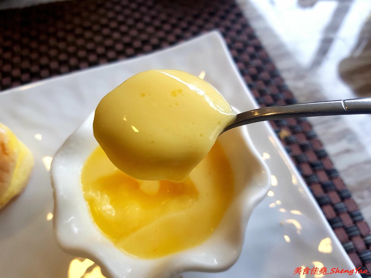 [台中沙鹿]牛滔 牛排館 – 沙鹿新開的牛排館,用餐環境寬敞舒適,牛排表現不差,自助吧有熟食、涼拌菜、水果、蛋糕…等東西種類還不少,目前開幕優惠凡平日用餐打卡享有午餐85折、晚餐9折,另類