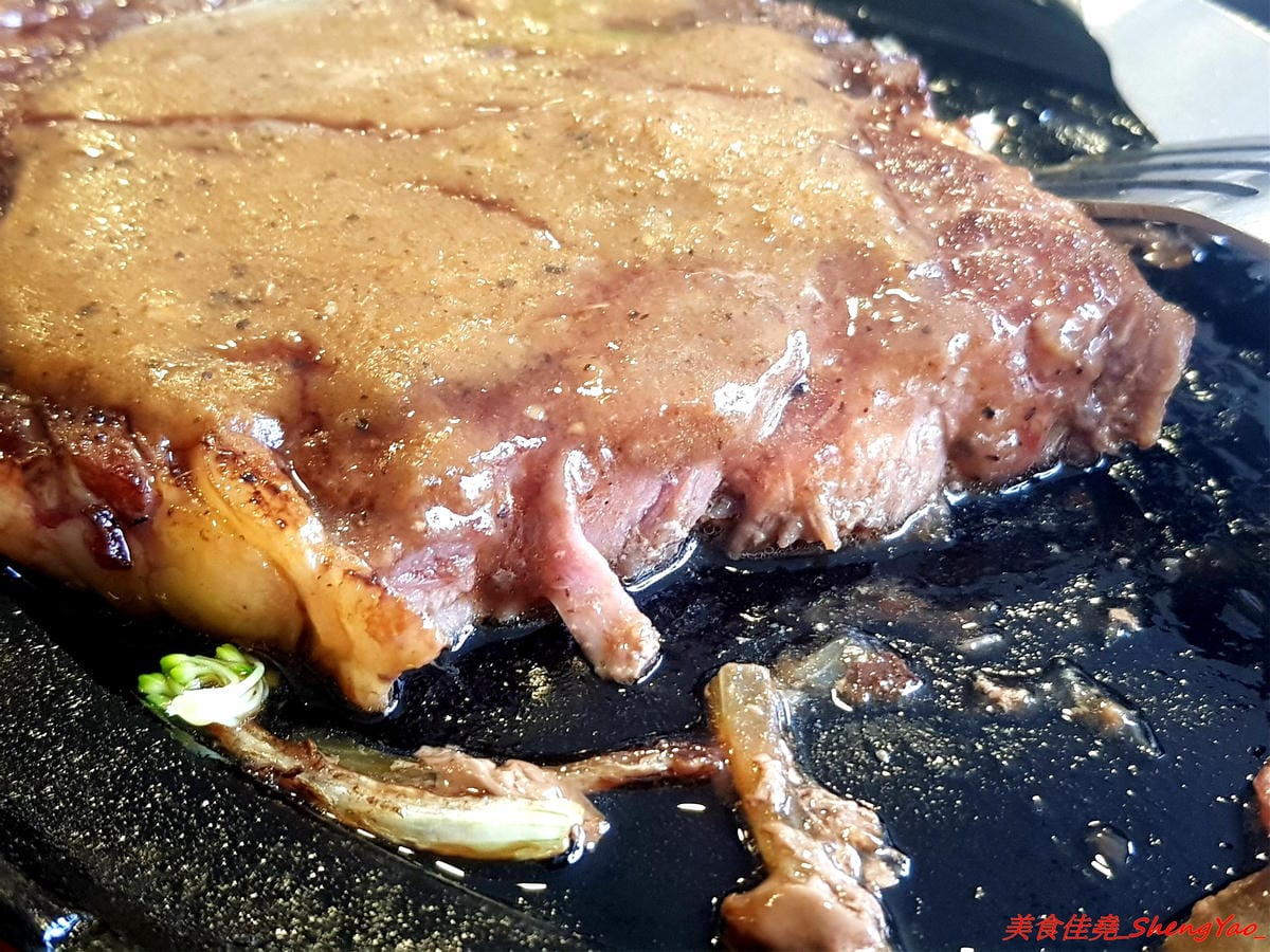 [台中沙鹿]牛滔 牛排館 – 沙鹿新開的牛排館,用餐環境寬敞舒適,牛排表現不差,自助吧有熟食、涼拌菜、水果、蛋糕…等東西種類還不少,目前開幕優惠凡平日用餐打卡享有午餐85折、晚餐9折,另類