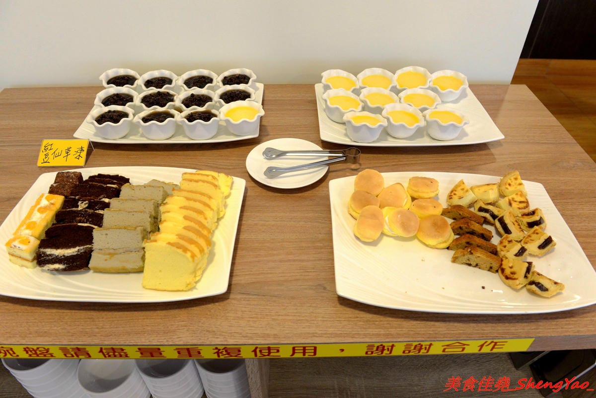 [台中沙鹿]牛滔 牛排館 – 沙鹿新開的牛排館,用餐環境寬敞舒適,牛排表現不差,自助吧有熟食、涼拌菜、水果、蛋糕…等東西種類還不少,目前開幕優惠凡平日用餐打卡享有午餐85折、晚餐9折,另類