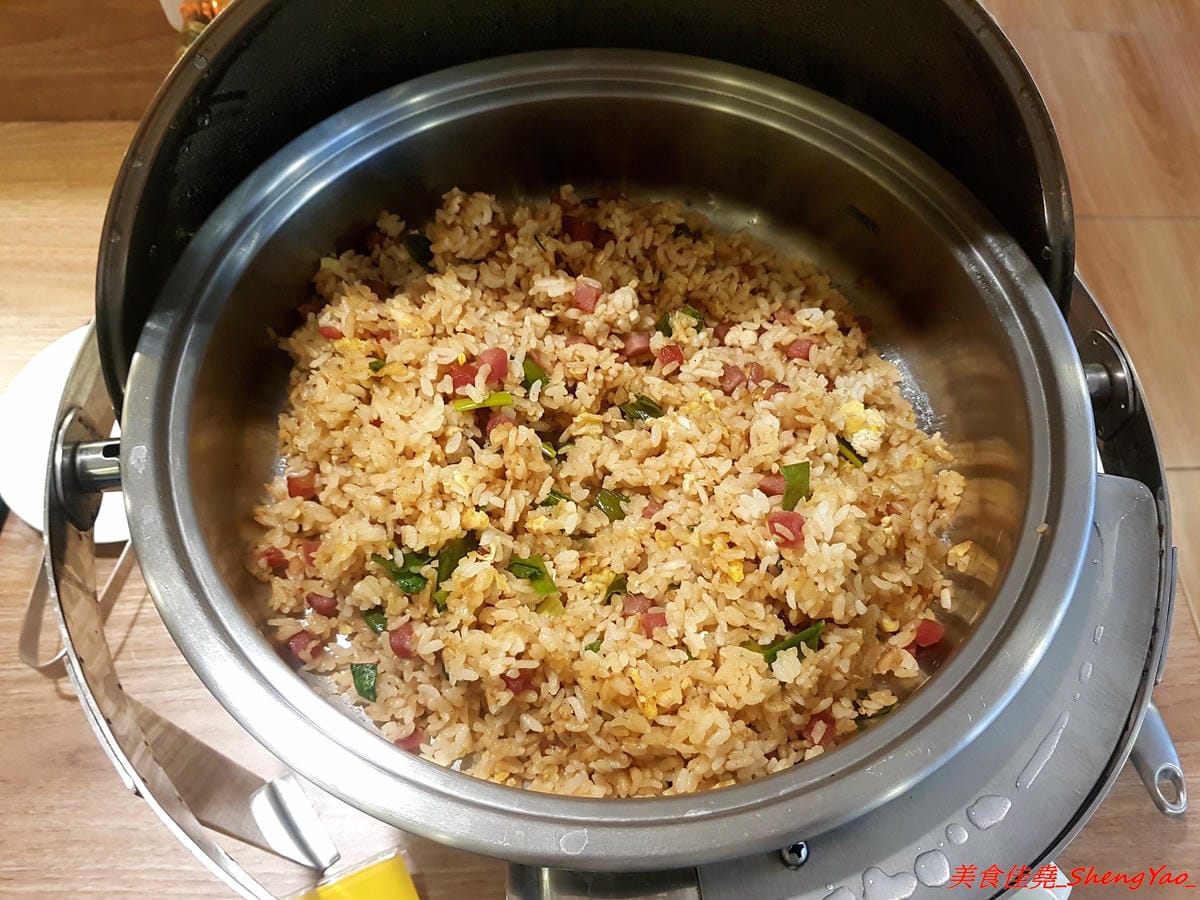 [台中沙鹿]牛滔 牛排館 – 沙鹿新開的牛排館,用餐環境寬敞舒適,牛排表現不差,自助吧有熟食、涼拌菜、水果、蛋糕…等東西種類還不少,目前開幕優惠凡平日用餐打卡享有午餐85折、晚餐9折,另類