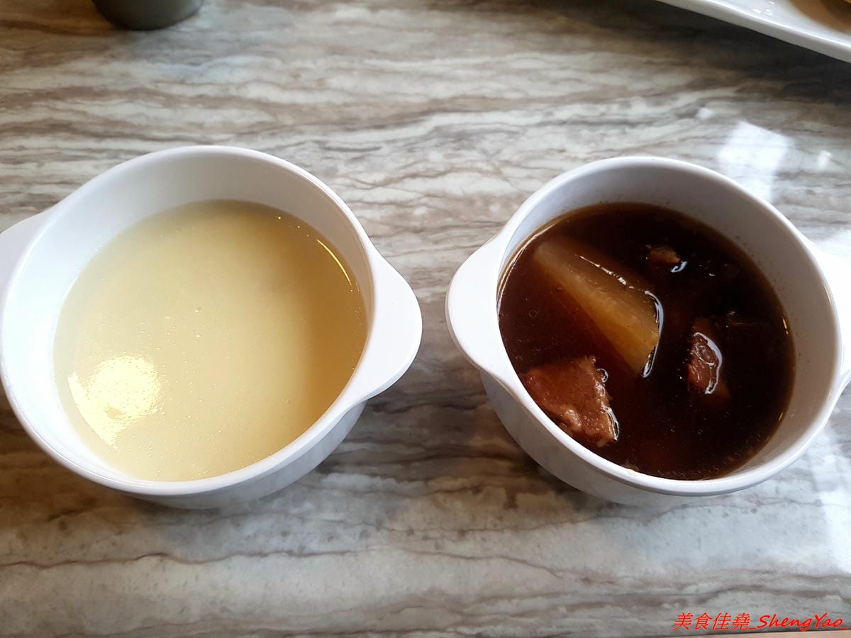 [台中沙鹿]牛滔 牛排館 – 沙鹿新開的牛排館,用餐環境寬敞舒適,牛排表現不差,自助吧有熟食、涼拌菜、水果、蛋糕…等東西種類還不少,目前開幕優惠凡平日用餐打卡享有午餐85折、晚餐9折,另類
