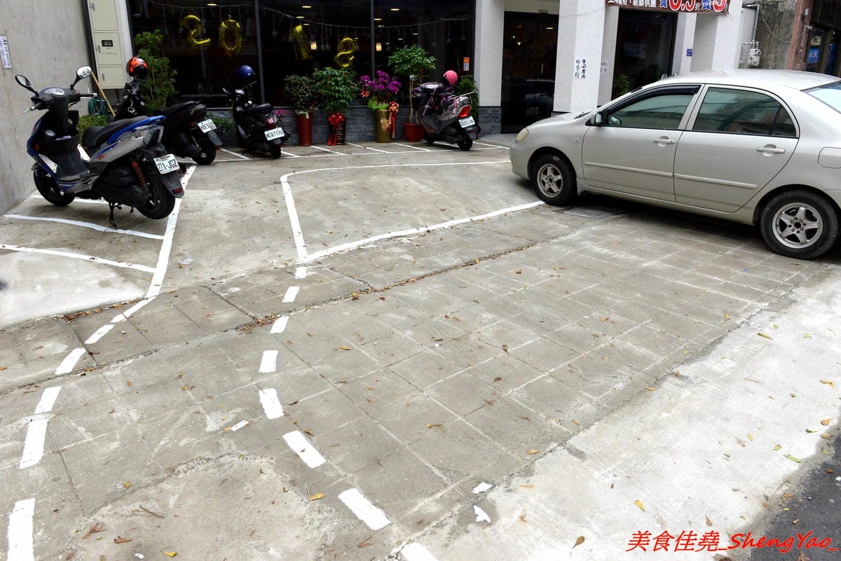 [台中沙鹿]牛滔 牛排館 – 沙鹿新開的牛排館,用餐環境寬敞舒適,牛排表現不差,自助吧有熟食、涼拌菜、水果、蛋糕…等東西種類還不少,目前開幕優惠凡平日用餐打卡享有午餐85折、晚餐9折,另類