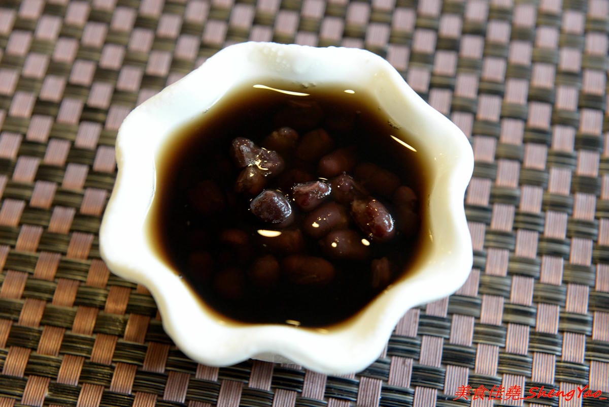 [台中沙鹿]牛滔 牛排館 – 沙鹿新開的牛排館,用餐環境寬敞舒適,牛排表現不差,自助吧有熟食、涼拌菜、水果、蛋糕…等東西種類還不少,目前開幕優惠凡平日用餐打卡享有午餐85折、晚餐9折,另類