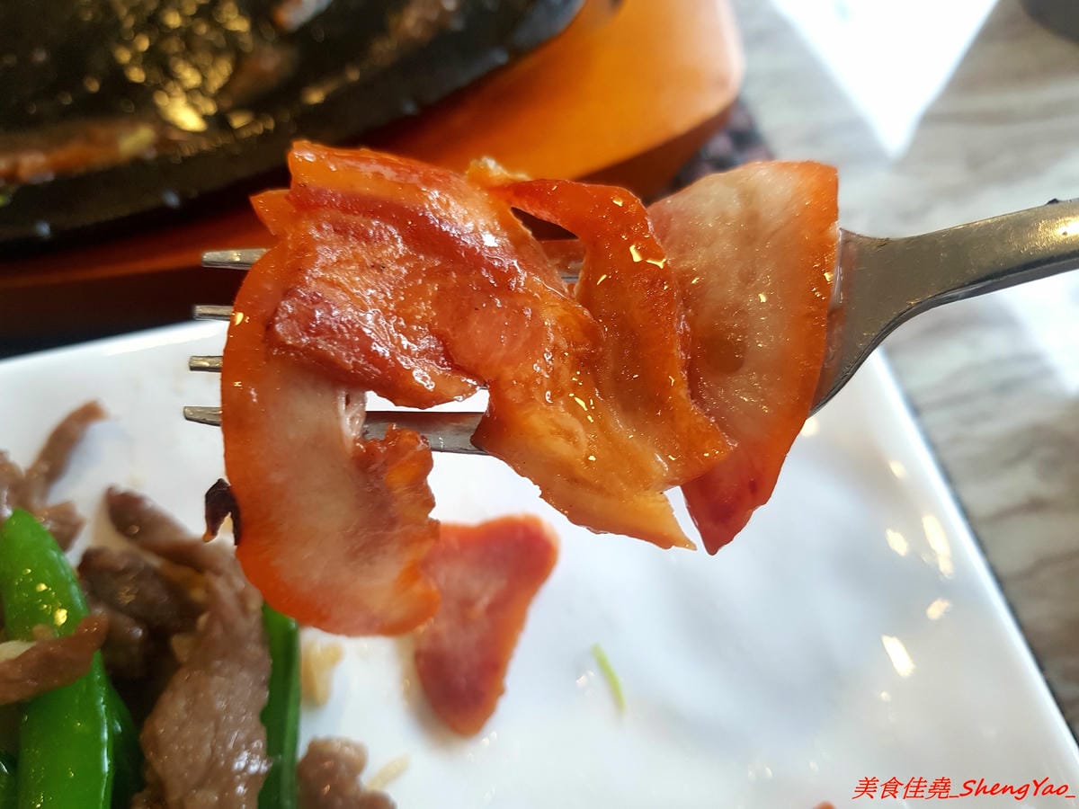 [台中沙鹿]牛滔 牛排館 – 沙鹿新開的牛排館,用餐環境寬敞舒適,牛排表現不差,自助吧有熟食、涼拌菜、水果、蛋糕…等東西種類還不少,目前開幕優惠凡平日用餐打卡享有午餐85折、晚餐9折,另類