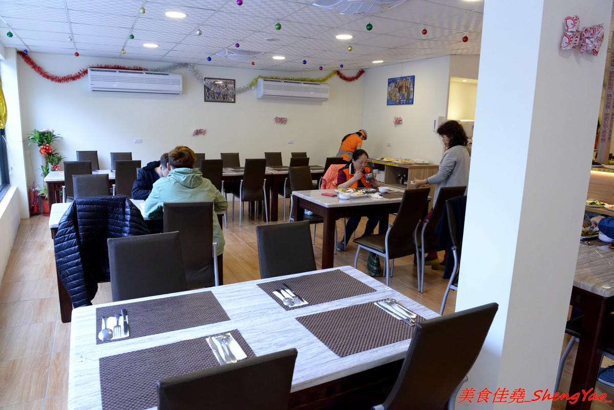 [台中沙鹿]牛滔 牛排館 – 沙鹿新開的牛排館,用餐環境寬敞舒適,牛排表現不差,自助吧有熟食、涼拌菜、水果、蛋糕…等東西種類還不少,目前開幕優惠凡平日用餐打卡享有午餐85折、晚餐9折,另類