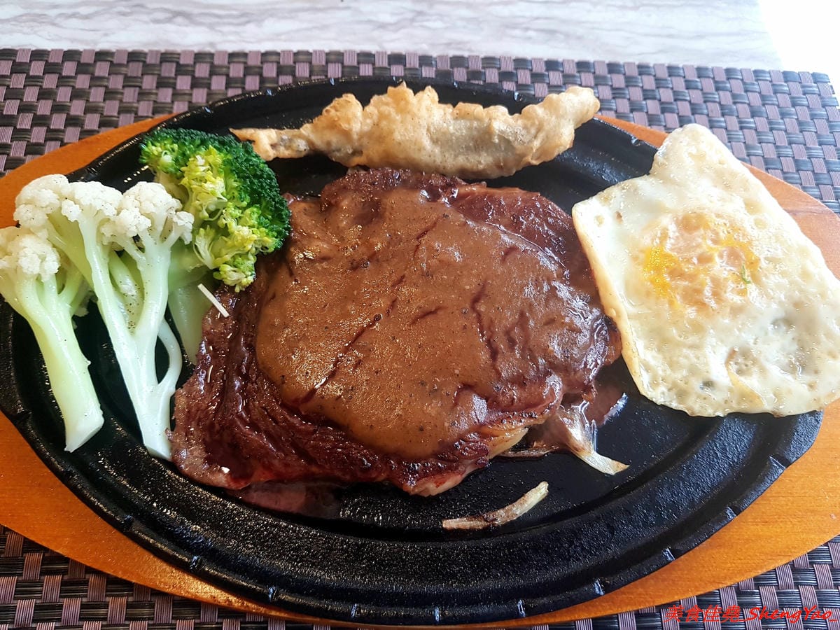 [台中沙鹿]牛滔 牛排館 – 沙鹿新開的牛排館,用餐環境寬敞舒適,牛排表現不差,自助吧有熟食、涼拌菜、水果、蛋糕…等東西種類還不少,目前開幕優惠凡平日用餐打卡享有午餐85折、晚餐9折,另類