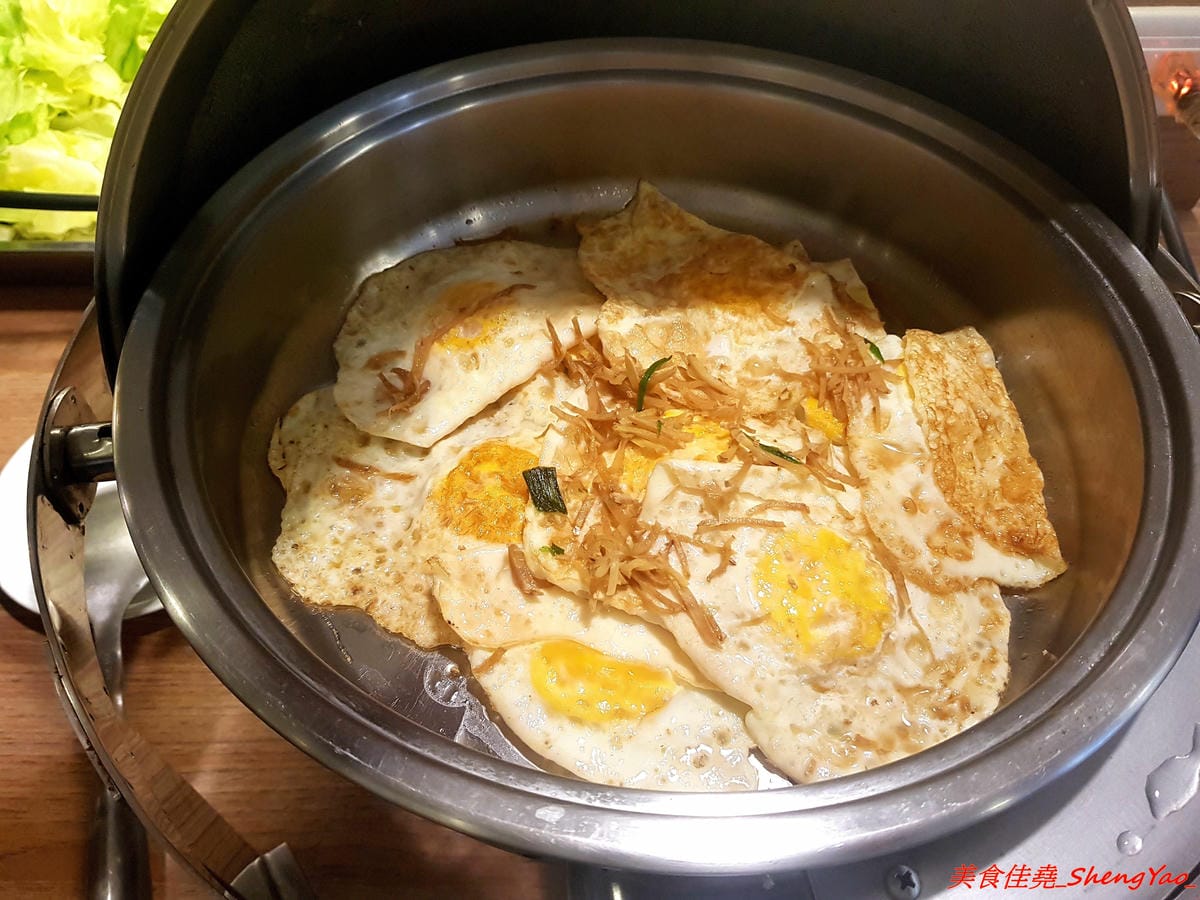 [台中沙鹿]牛滔 牛排館 – 沙鹿新開的牛排館,用餐環境寬敞舒適,牛排表現不差,自助吧有熟食、涼拌菜、水果、蛋糕…等東西種類還不少,目前開幕優惠凡平日用餐打卡享有午餐85折、晚餐9折,另類