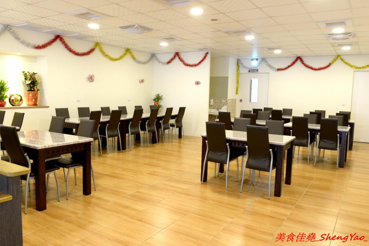 [台中沙鹿]牛滔 牛排館 – 沙鹿新開的牛排館,用餐環境寬敞舒適,牛排表現不差,自助吧有熟食、涼拌菜、水果、蛋糕…等東西種類還不少,目前開幕優惠凡平日用餐打卡享有午餐85折、晚餐9折,另類