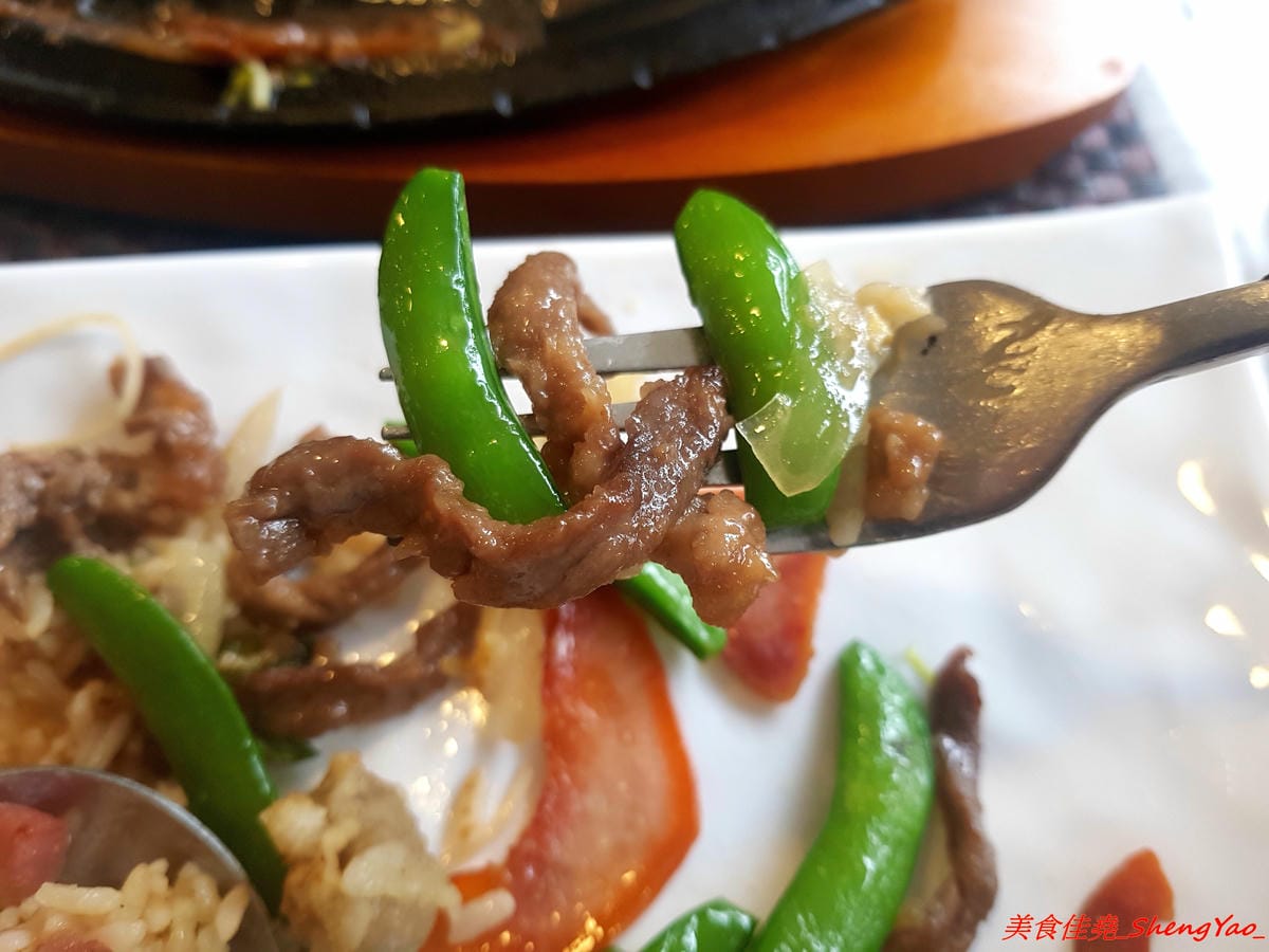 [台中沙鹿]牛滔 牛排館 – 沙鹿新開的牛排館,用餐環境寬敞舒適,牛排表現不差,自助吧有熟食、涼拌菜、水果、蛋糕…等東西種類還不少,目前開幕優惠凡平日用餐打卡享有午餐85折、晚餐9折,另類