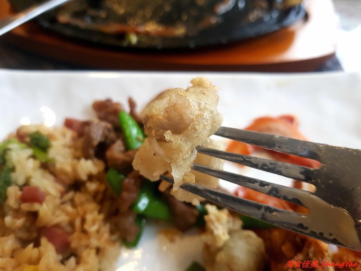 [台中沙鹿]牛滔 牛排館 – 沙鹿新開的牛排館,用餐環境寬敞舒適,牛排表現不差,自助吧有熟食、涼拌菜、水果、蛋糕…等東西種類還不少,目前開幕優惠凡平日用餐打卡享有午餐85折、晚餐9折,另類