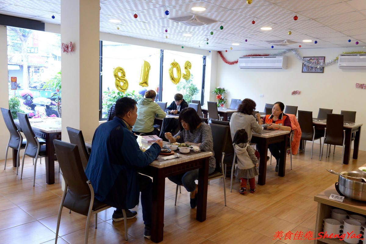 [台中沙鹿]牛滔 牛排館 – 沙鹿新開的牛排館,用餐環境寬敞舒適,牛排表現不差,自助吧有熟食、涼拌菜、水果、蛋糕…等東西種類還不少,目前開幕優惠凡平日用餐打卡享有午餐85折、晚餐9折,另類