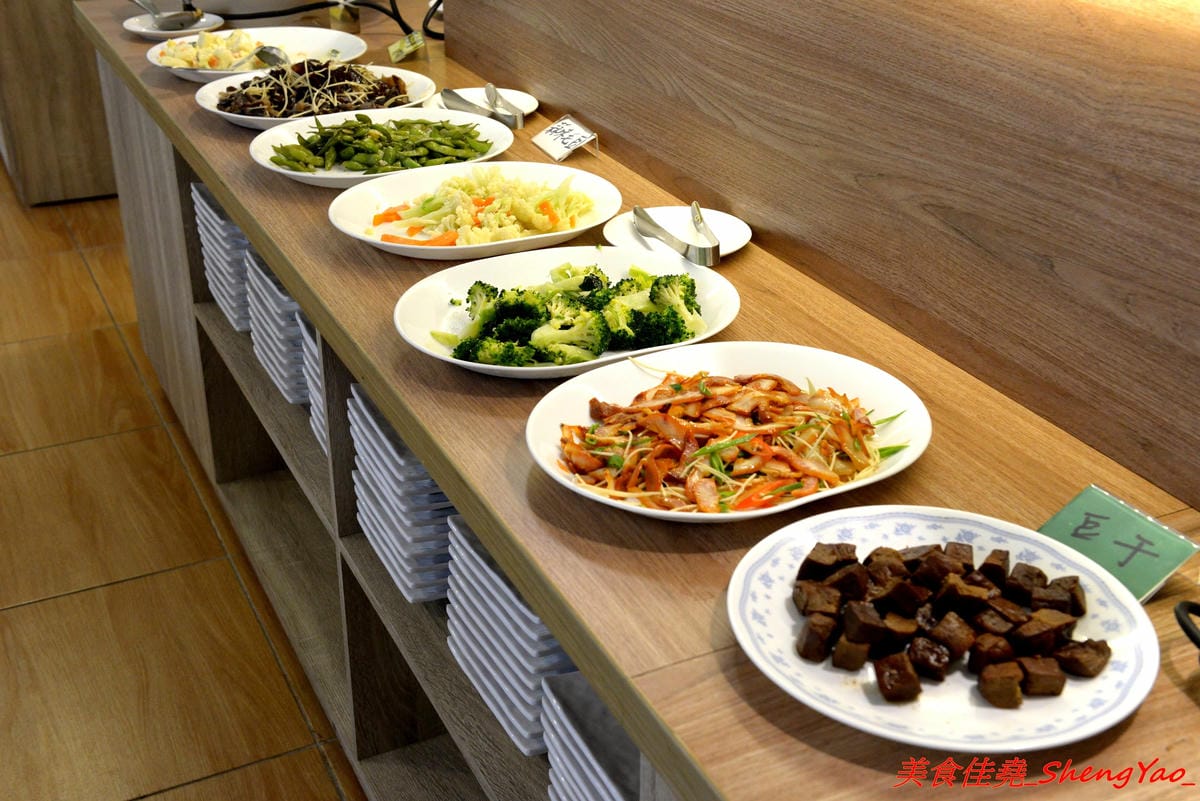 [台中沙鹿]牛滔 牛排館 – 沙鹿新開的牛排館,用餐環境寬敞舒適,牛排表現不差,自助吧有熟食、涼拌菜、水果、蛋糕…等東西種類還不少,目前開幕優惠凡平日用餐打卡享有午餐85折、晚餐9折,另類
