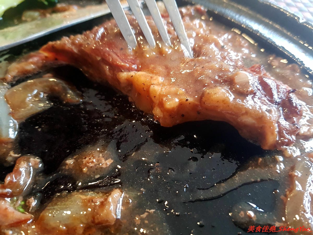 [台中沙鹿]牛滔 牛排館 – 沙鹿新開的牛排館,用餐環境寬敞舒適,牛排表現不差,自助吧有熟食、涼拌菜、水果、蛋糕…等東西種類還不少,目前開幕優惠凡平日用餐打卡享有午餐85折、晚餐9折,另類
