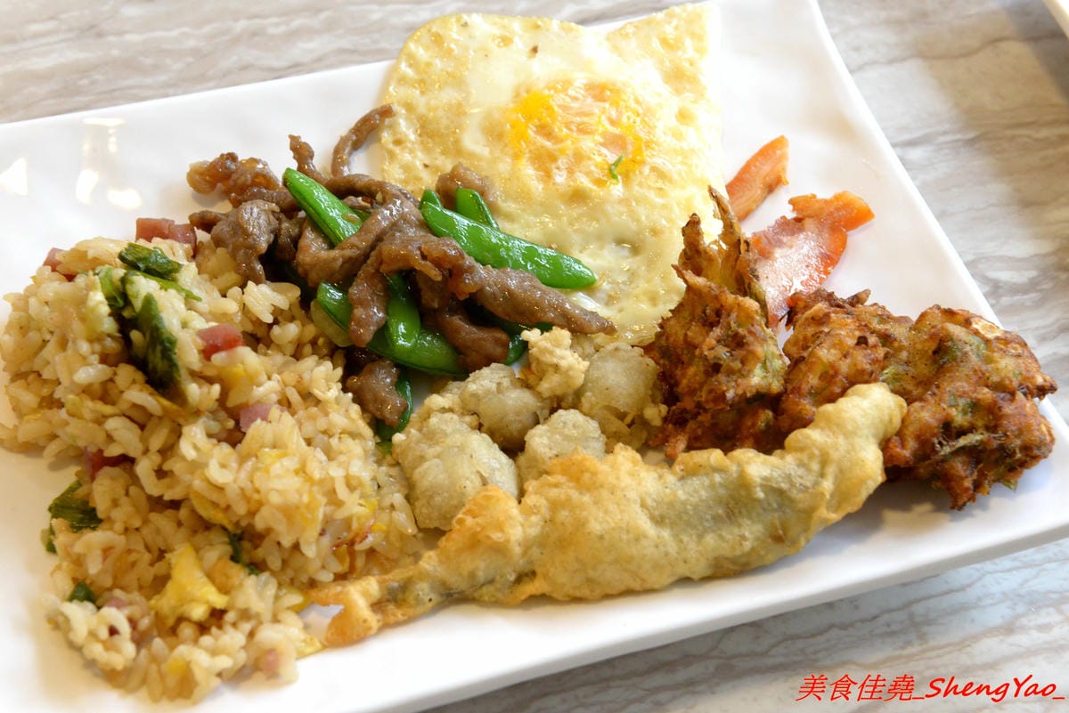 [台中沙鹿]牛滔 牛排館 – 沙鹿新開的牛排館,用餐環境寬敞舒適,牛排表現不差,自助吧有熟食、涼拌菜、水果、蛋糕…等東西種類還不少,目前開幕優惠凡平日用餐打卡享有午餐85折、晚餐9折,另類