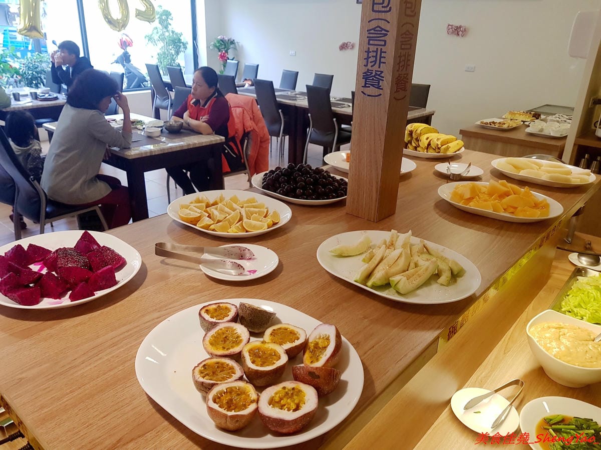 [台中沙鹿]牛滔 牛排館 – 沙鹿新開的牛排館,用餐環境寬敞舒適,牛排表現不差,自助吧有熟食、涼拌菜、水果、蛋糕…等東西種類還不少,目前開幕優惠凡平日用餐打卡享有午餐85折、晚餐9折,另類