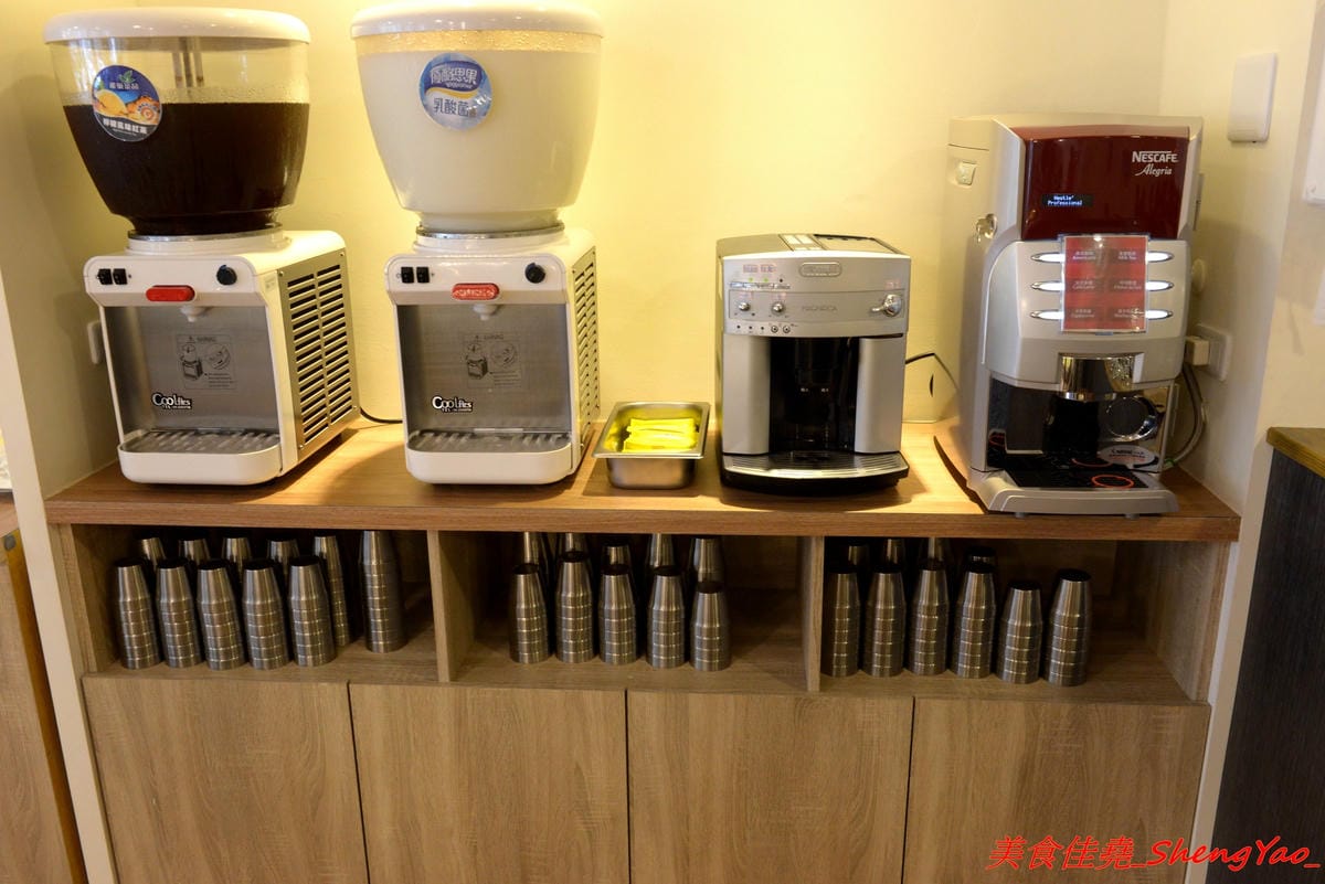 [台中沙鹿]牛滔 牛排館 – 沙鹿新開的牛排館,用餐環境寬敞舒適,牛排表現不差,自助吧有熟食、涼拌菜、水果、蛋糕…等東西種類還不少,目前開幕優惠凡平日用餐打卡享有午餐85折、晚餐9折,另類