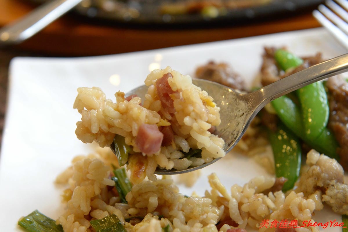 [台中沙鹿]牛滔 牛排館 – 沙鹿新開的牛排館,用餐環境寬敞舒適,牛排表現不差,自助吧有熟食、涼拌菜、水果、蛋糕…等東西種類還不少,目前開幕優惠凡平日用餐打卡享有午餐85折、晚餐9折,另類