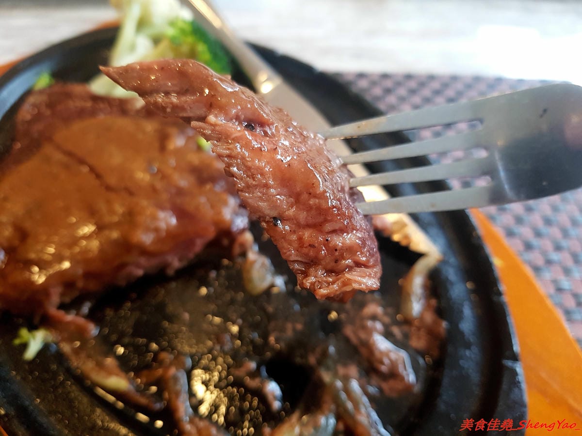 [台中沙鹿]牛滔 牛排館 – 沙鹿新開的牛排館,用餐環境寬敞舒適,牛排表現不差,自助吧有熟食、涼拌菜、水果、蛋糕…等東西種類還不少,目前開幕優惠凡平日用餐打卡享有午餐85折、晚餐9折,另類