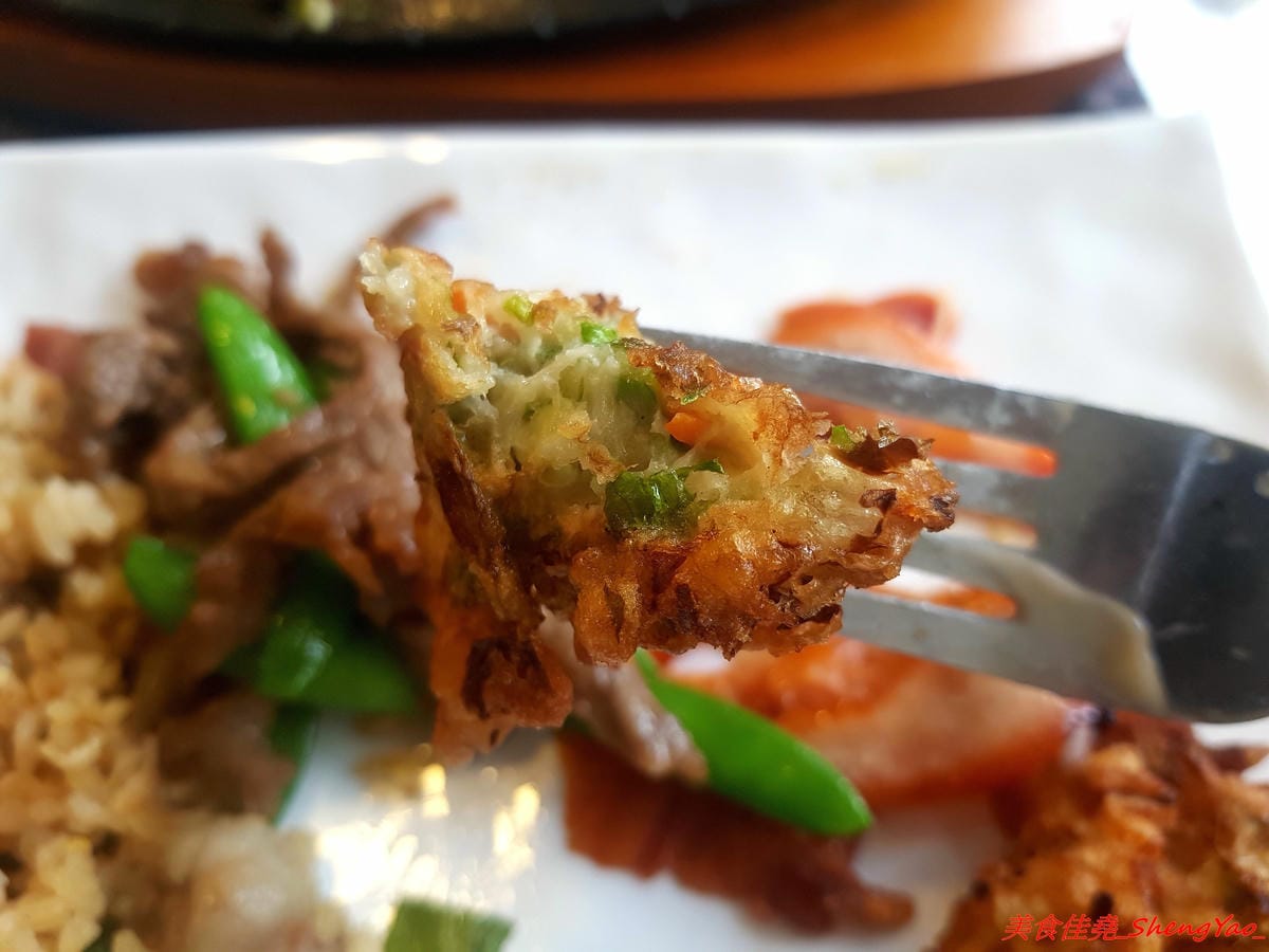 [台中沙鹿]牛滔 牛排館 – 沙鹿新開的牛排館,用餐環境寬敞舒適,牛排表現不差,自助吧有熟食、涼拌菜、水果、蛋糕…等東西種類還不少,目前開幕優惠凡平日用餐打卡享有午餐85折、晚餐9折,另類