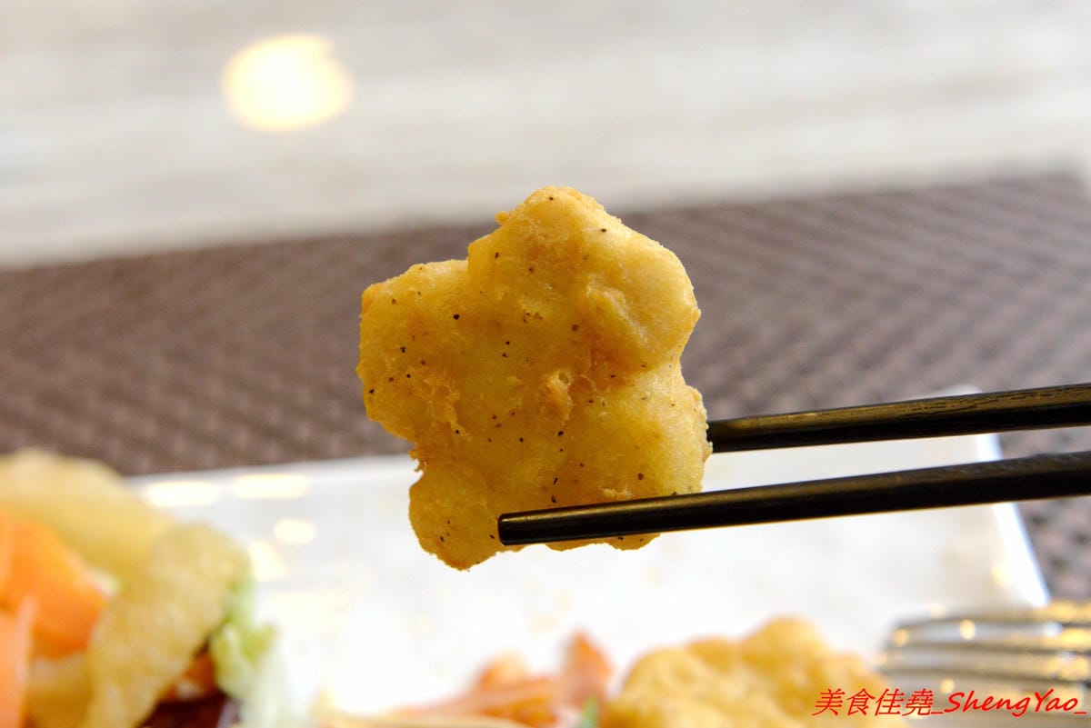 [台中沙鹿]牛滔 牛排館 – 沙鹿新開的牛排館,用餐環境寬敞舒適,牛排表現不差,自助吧有熟食、涼拌菜、水果、蛋糕…等東西種類還不少,目前開幕優惠凡平日用餐打卡享有午餐85折、晚餐9折,另類