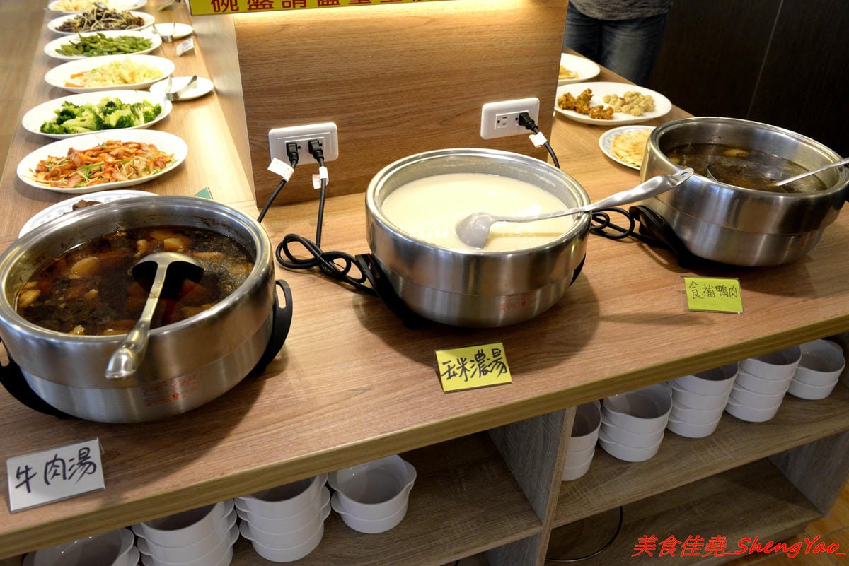 [台中沙鹿]牛滔 牛排館 – 沙鹿新開的牛排館,用餐環境寬敞舒適,牛排表現不差,自助吧有熟食、涼拌菜、水果、蛋糕…等東西種類還不少,目前開幕優惠凡平日用餐打卡享有午餐85折、晚餐9折,另類