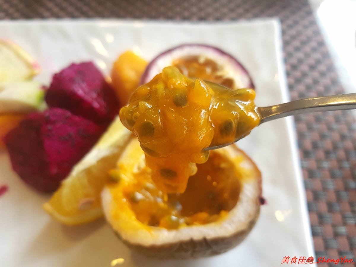 [台中沙鹿]牛滔 牛排館 – 沙鹿新開的牛排館,用餐環境寬敞舒適,牛排表現不差,自助吧有熟食、涼拌菜、水果、蛋糕…等東西種類還不少,目前開幕優惠凡平日用餐打卡享有午餐85折、晚餐9折,另類