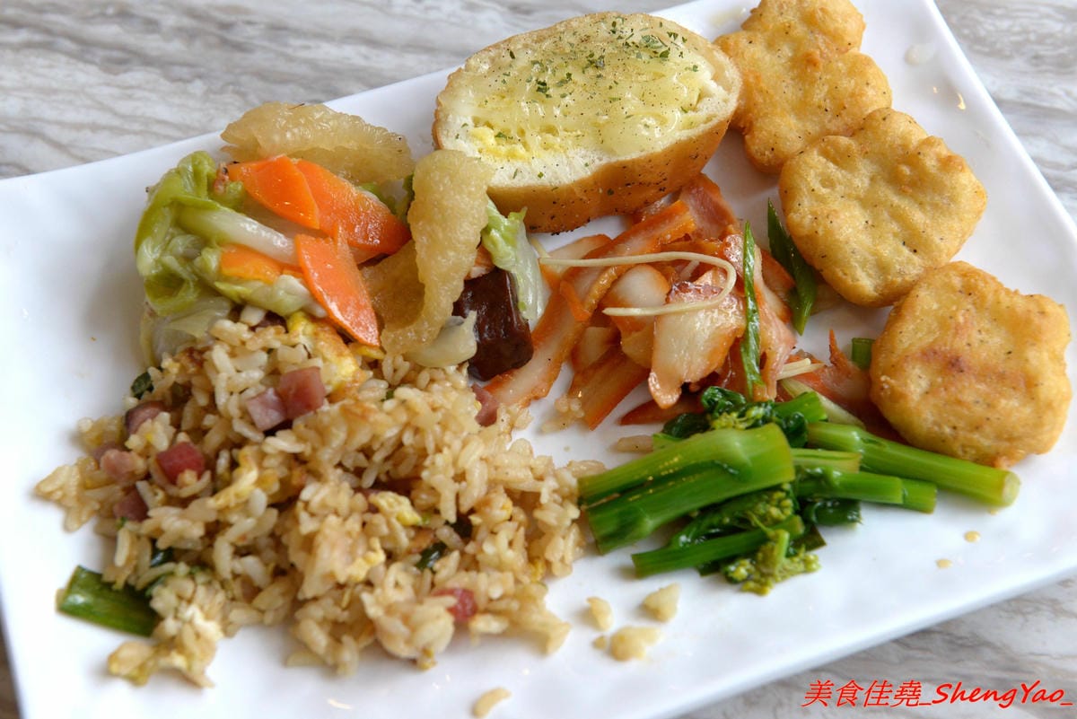 [台中沙鹿]牛滔 牛排館 – 沙鹿新開的牛排館,用餐環境寬敞舒適,牛排表現不差,自助吧有熟食、涼拌菜、水果、蛋糕…等東西種類還不少,目前開幕優惠凡平日用餐打卡享有午餐85折、晚餐9折,另類