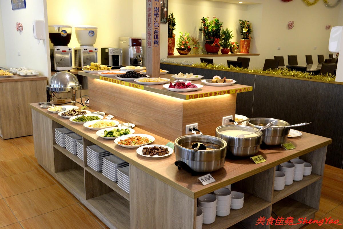 [台中沙鹿]牛滔 牛排館 – 沙鹿新開的牛排館,用餐環境寬敞舒適,牛排表現不差,自助吧有熟食、涼拌菜、水果、蛋糕…等東西種類還不少,目前開幕優惠凡平日用餐打卡享有午餐85折、晚餐9折,另類