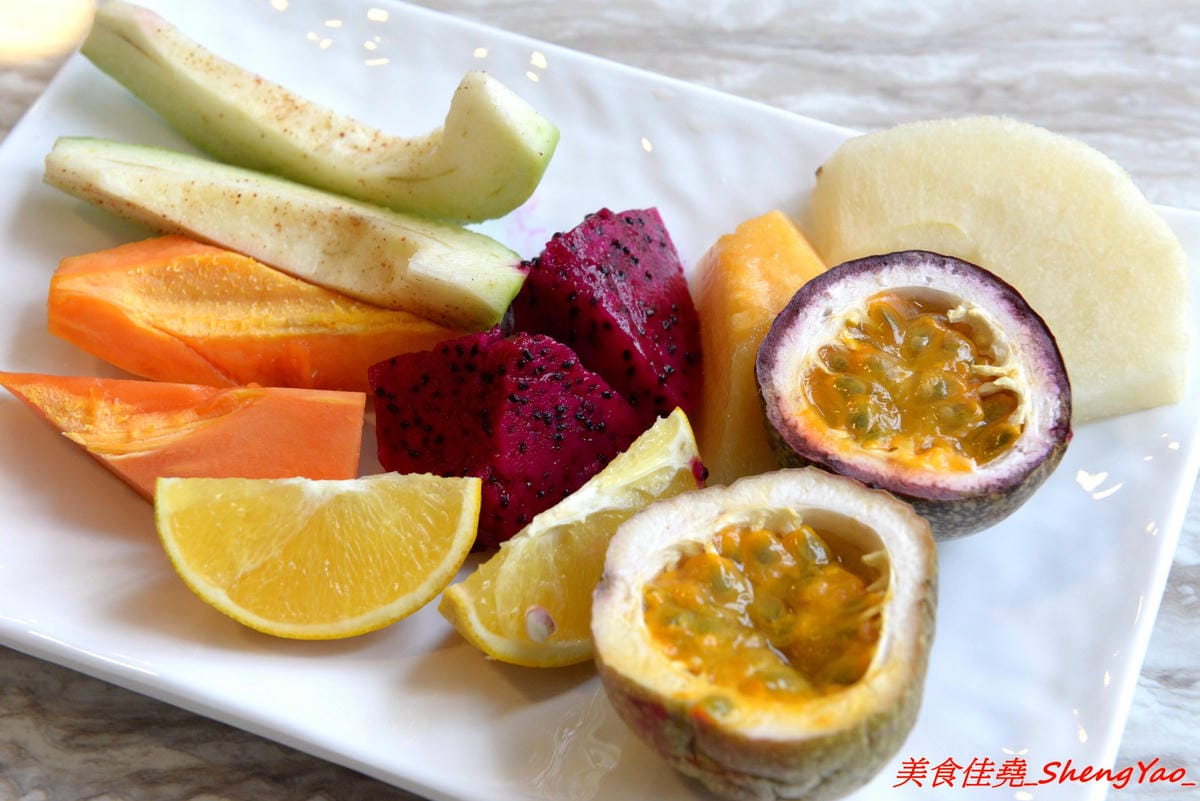 [台中沙鹿]牛滔 牛排館 – 沙鹿新開的牛排館,用餐環境寬敞舒適,牛排表現不差,自助吧有熟食、涼拌菜、水果、蛋糕…等東西種類還不少,目前開幕優惠凡平日用餐打卡享有午餐85折、晚餐9折,另類