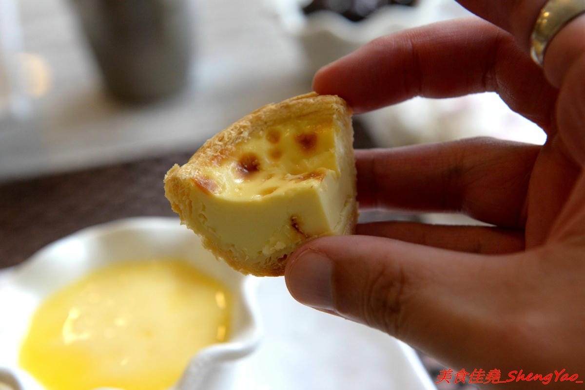 [台中沙鹿]牛滔 牛排館 – 沙鹿新開的牛排館,用餐環境寬敞舒適,牛排表現不差,自助吧有熟食、涼拌菜、水果、蛋糕…等東西種類還不少,目前開幕優惠凡平日用餐打卡享有午餐85折、晚餐9折,另類