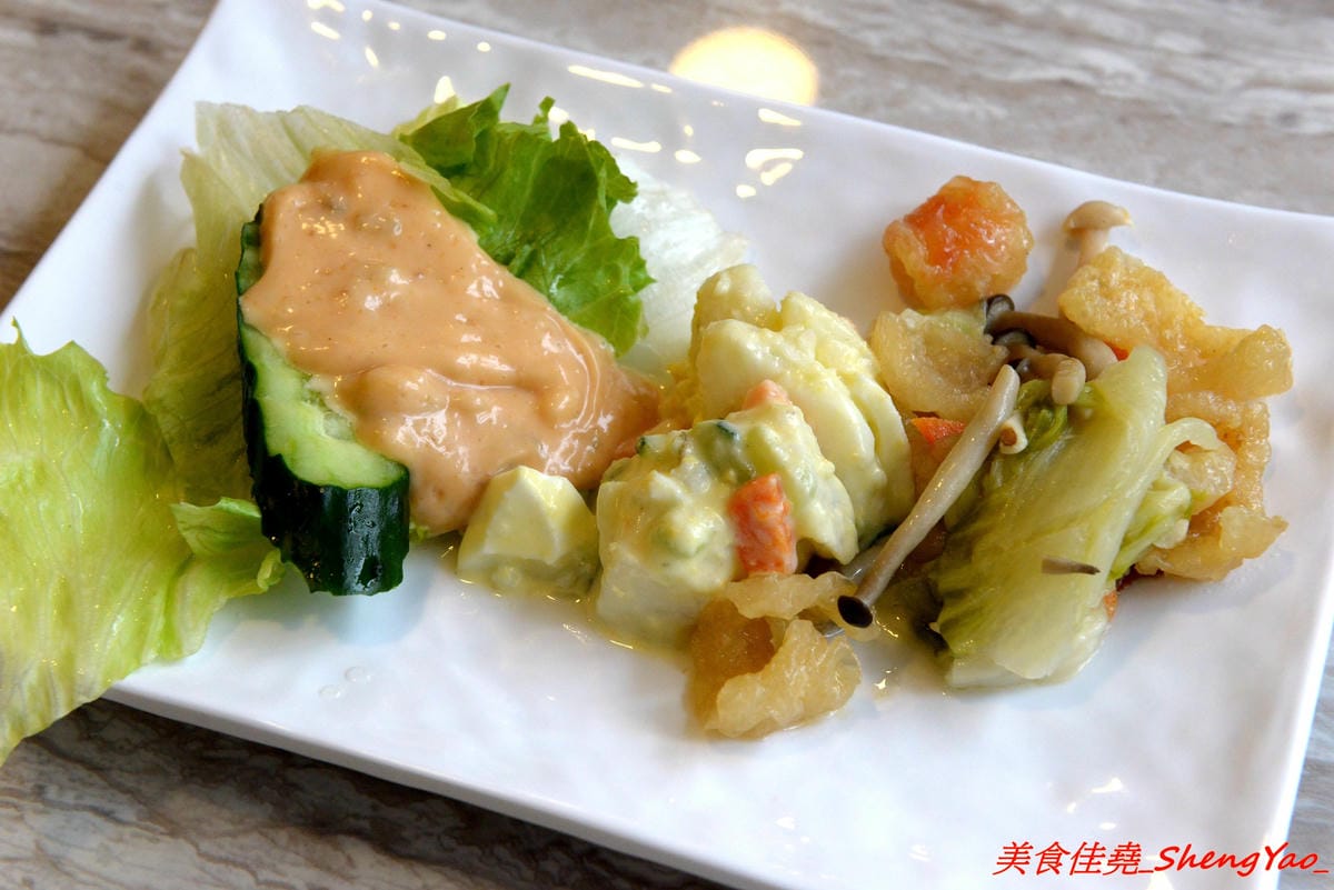 [台中沙鹿]牛滔 牛排館 – 沙鹿新開的牛排館,用餐環境寬敞舒適,牛排表現不差,自助吧有熟食、涼拌菜、水果、蛋糕…等東西種類還不少,目前開幕優惠凡平日用餐打卡享有午餐85折、晚餐9折,另類