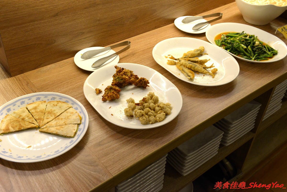 [台中沙鹿]牛滔 牛排館 – 沙鹿新開的牛排館,用餐環境寬敞舒適,牛排表現不差,自助吧有熟食、涼拌菜、水果、蛋糕…等東西種類還不少,目前開幕優惠凡平日用餐打卡享有午餐85折、晚餐9折,另類