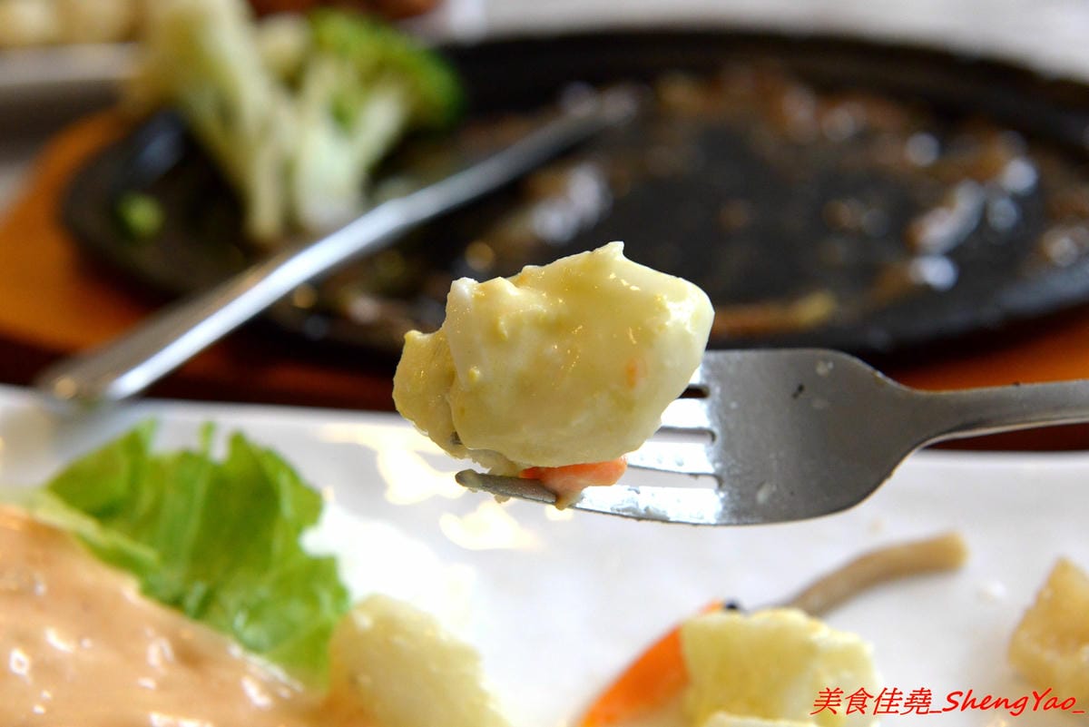 [台中沙鹿]牛滔 牛排館 – 沙鹿新開的牛排館,用餐環境寬敞舒適,牛排表現不差,自助吧有熟食、涼拌菜、水果、蛋糕…等東西種類還不少,目前開幕優惠凡平日用餐打卡享有午餐85折、晚餐9折,另類