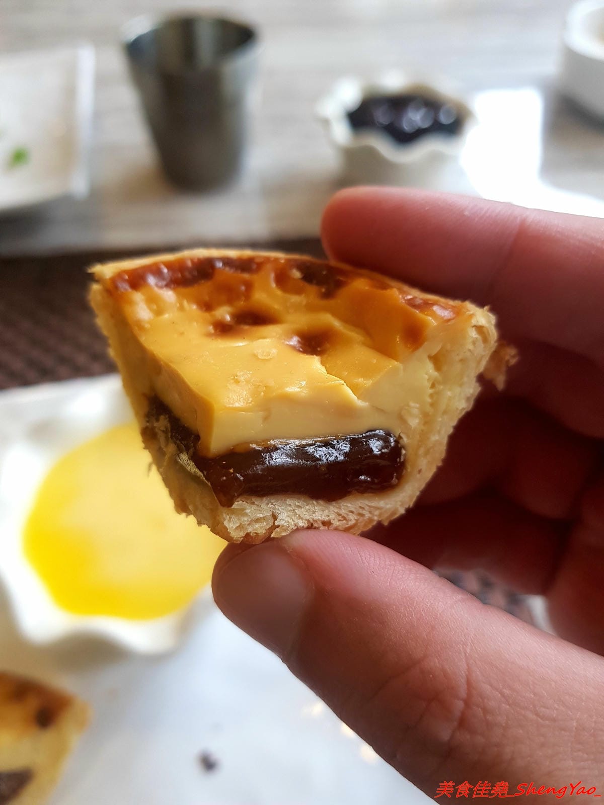 [台中沙鹿]牛滔 牛排館 – 沙鹿新開的牛排館,用餐環境寬敞舒適,牛排表現不差,自助吧有熟食、涼拌菜、水果、蛋糕…等東西種類還不少,目前開幕優惠凡平日用餐打卡享有午餐85折、晚餐9折,另類