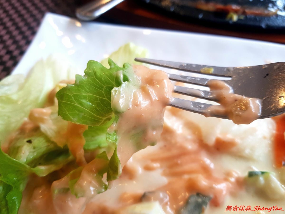 [台中沙鹿]牛滔 牛排館 – 沙鹿新開的牛排館,用餐環境寬敞舒適,牛排表現不差,自助吧有熟食、涼拌菜、水果、蛋糕…等東西種類還不少,目前開幕優惠凡平日用餐打卡享有午餐85折、晚餐9折,另類
