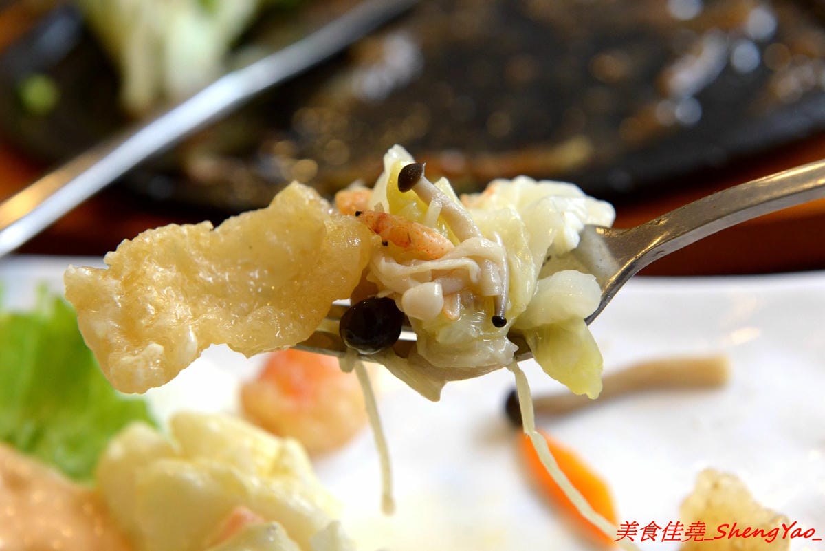 [台中沙鹿]牛滔 牛排館 – 沙鹿新開的牛排館,用餐環境寬敞舒適,牛排表現不差,自助吧有熟食、涼拌菜、水果、蛋糕…等東西種類還不少,目前開幕優惠凡平日用餐打卡享有午餐85折、晚餐9折,另類