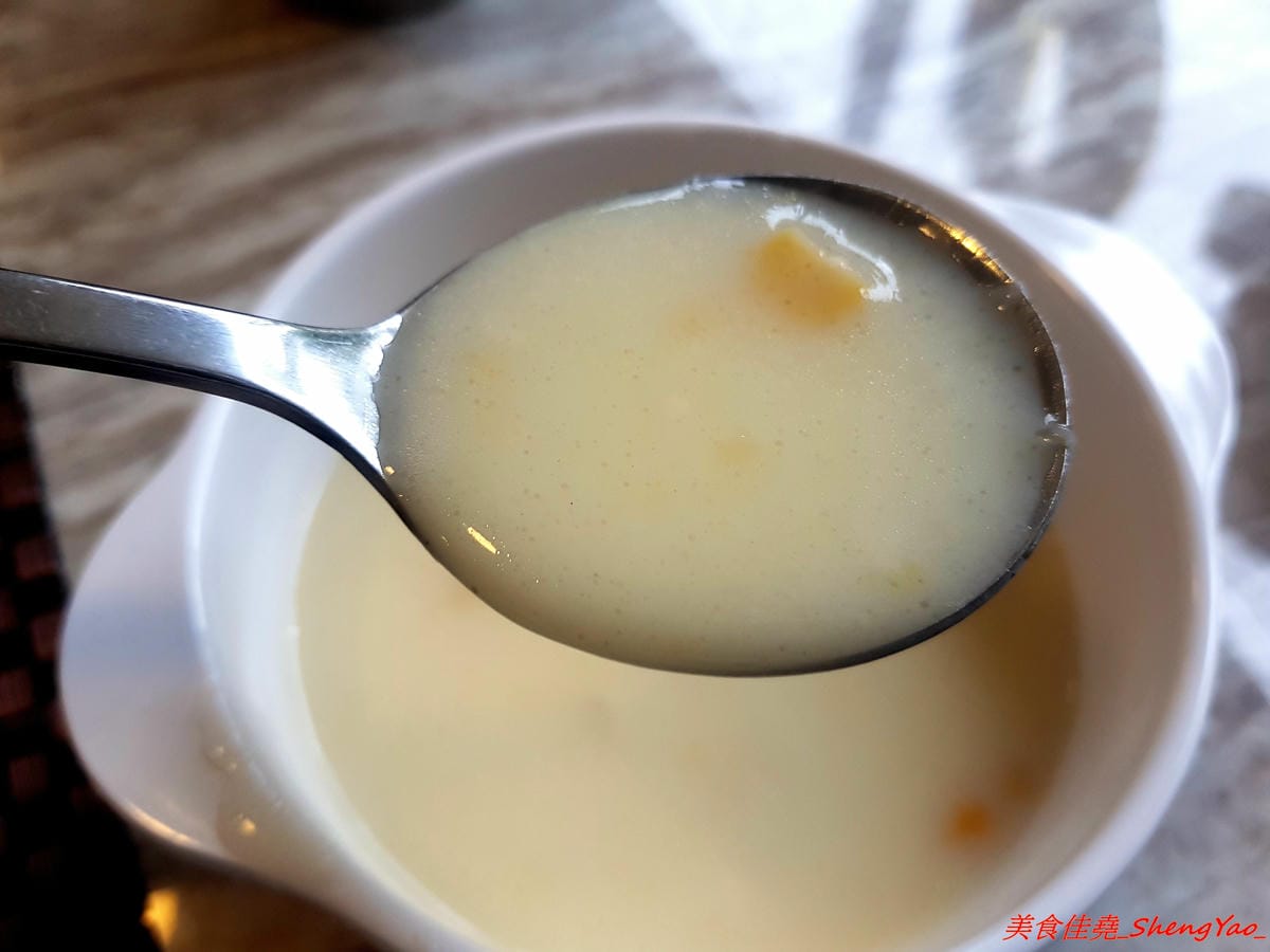 [台中沙鹿]牛滔 牛排館 – 沙鹿新開的牛排館,用餐環境寬敞舒適,牛排表現不差,自助吧有熟食、涼拌菜、水果、蛋糕…等東西種類還不少,目前開幕優惠凡平日用餐打卡享有午餐85折、晚餐9折,另類