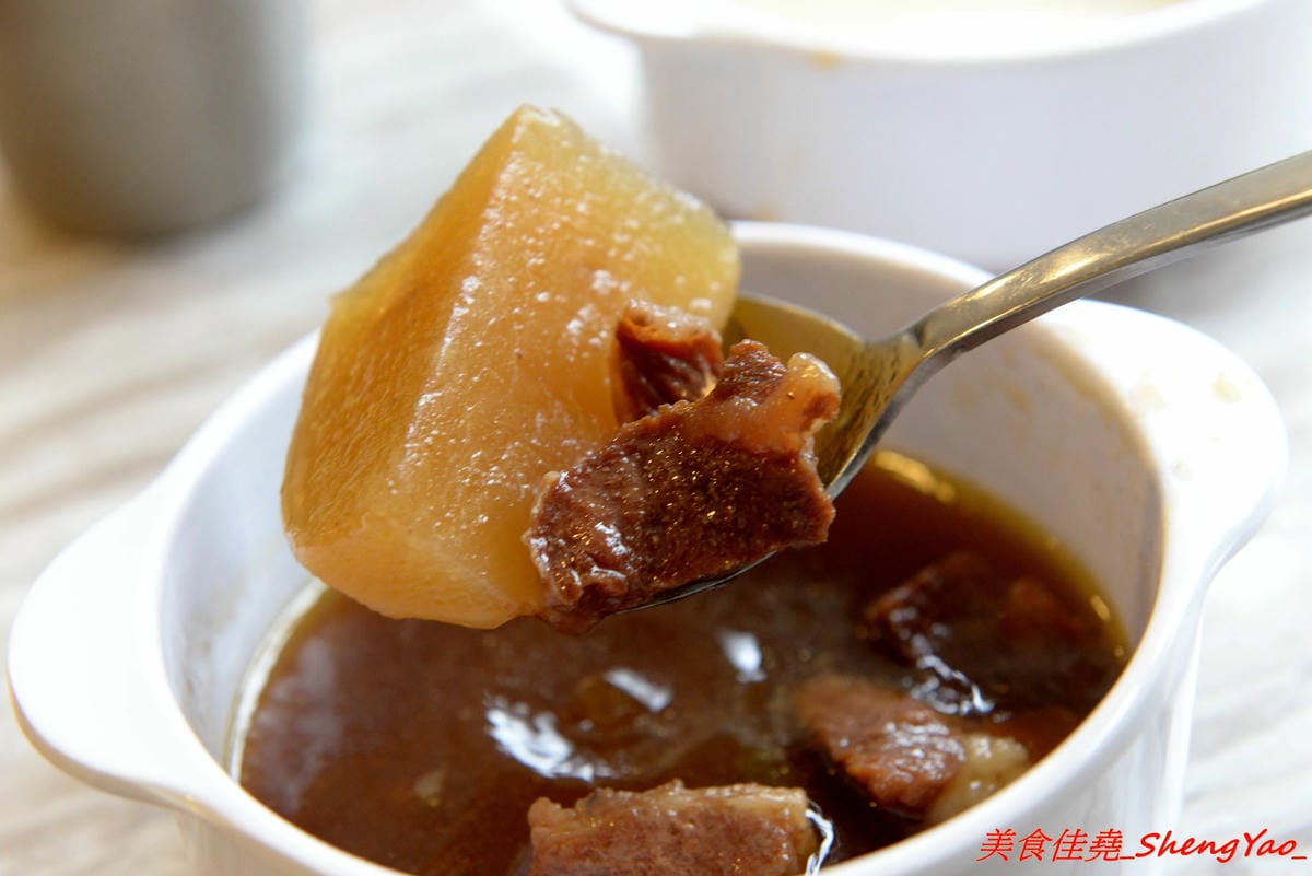 [台中沙鹿]牛滔 牛排館 – 沙鹿新開的牛排館,用餐環境寬敞舒適,牛排表現不差,自助吧有熟食、涼拌菜、水果、蛋糕…等東西種類還不少,目前開幕優惠凡平日用餐打卡享有午餐85折、晚餐9折,另類