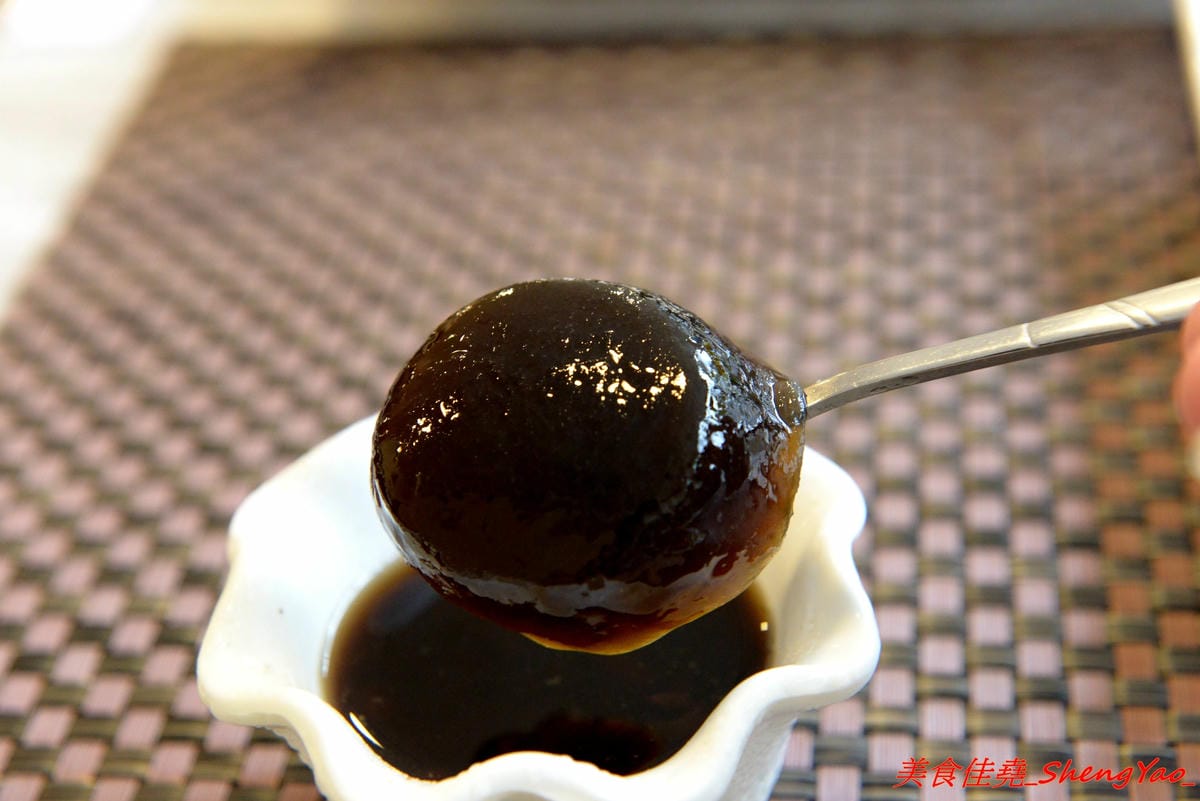 [台中沙鹿]牛滔 牛排館 – 沙鹿新開的牛排館,用餐環境寬敞舒適,牛排表現不差,自助吧有熟食、涼拌菜、水果、蛋糕…等東西種類還不少,目前開幕優惠凡平日用餐打卡享有午餐85折、晚餐9折,另類