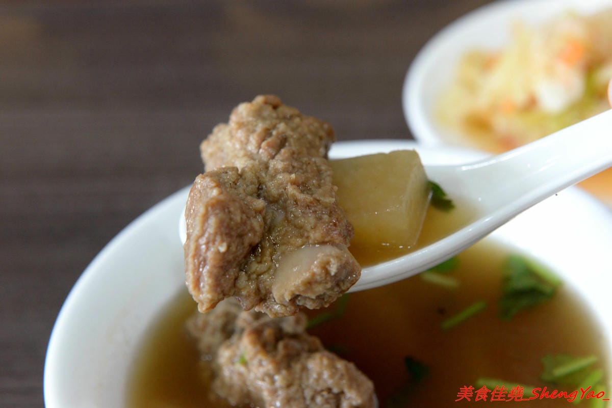 [台中梧棲]翻布落職人滷味 – 梧棲老街附近新開的鐵皮屋小吃,招牌冰鎮滷味涮嘴又下酒,飯類也很有特色,不是像一般便當店雞腿飯,排骨飯那些,個人大推店家的燒肉,超好吃的。